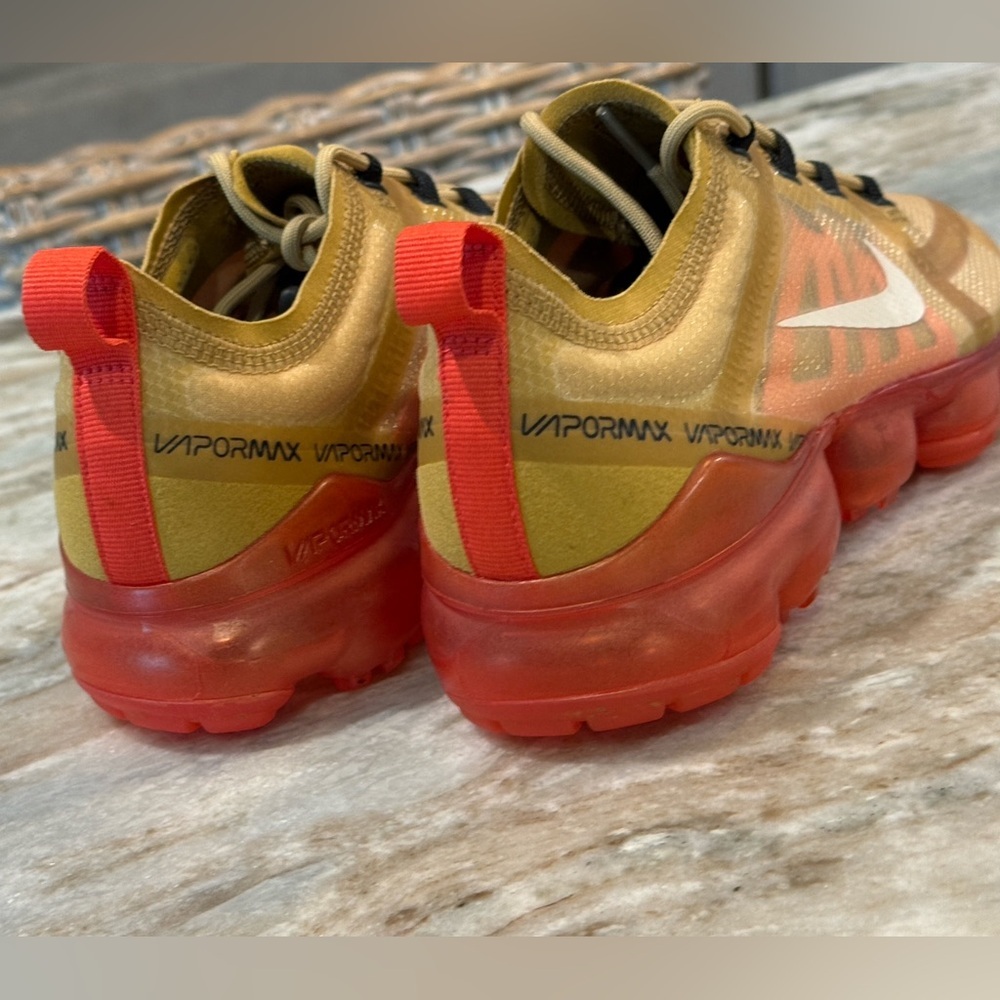 Men’s NIKE AIR VaporMax 2019 running shoes- Red/gold. Size 7.5 - Picture 7 of 10